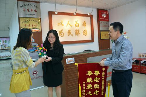 尊老愛老，奉獻(xiàn)愛心 ——佛山市安安美容保健品有限公司“敬老、愛老” 送產(chǎn)品活動